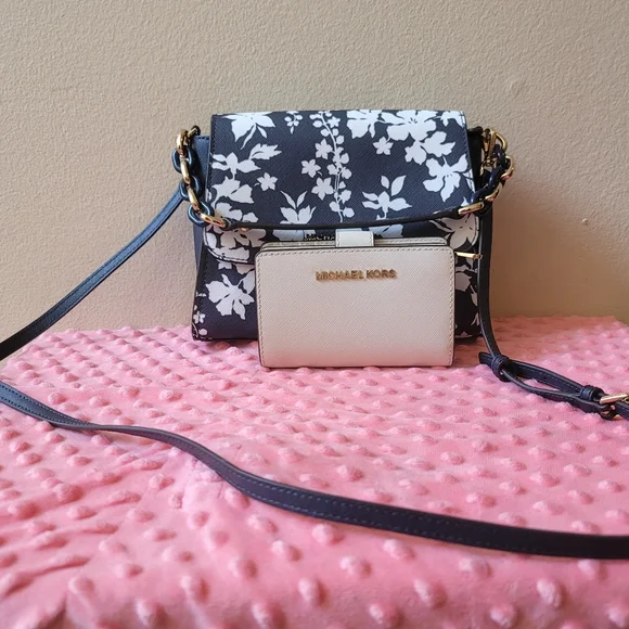 Michael Kors crossbody bag and wallet - Picture 4 of 13
